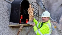 Johann Rieger schnitzte die Schutzpatronin am Portal des Tunnels selbst. (Bild: Dostal Harald)