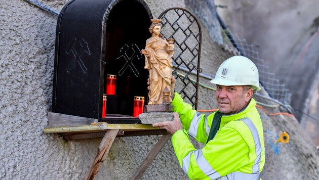 Johann Rieger schnitzte die Schutzpatronin am Portal des Tunnels selbst. (Bild: Dostal Harald)