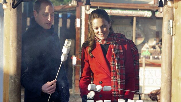Herzogin Kate und Prinz William grillten Marshmallows über dem Feuer. (Bild: AFP)