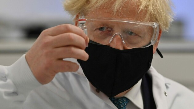 Premierminister Boris Johnson mit einer Dosis des von AstraZeneca und der Oxford University entwickelten Impfstoffes. Er zeigt sich besorgt über die neue Virus-Variante aus Brasilien. (Bild: AFP)