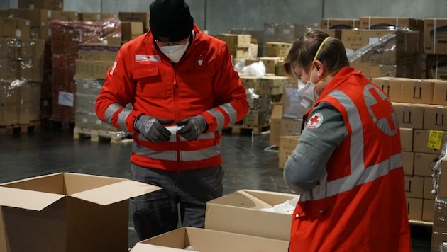 Fleißige Helfer vom Roten Kreuz bereiten alles für die Massentests vor (Bild: Rotes Kreuz Salzburg)