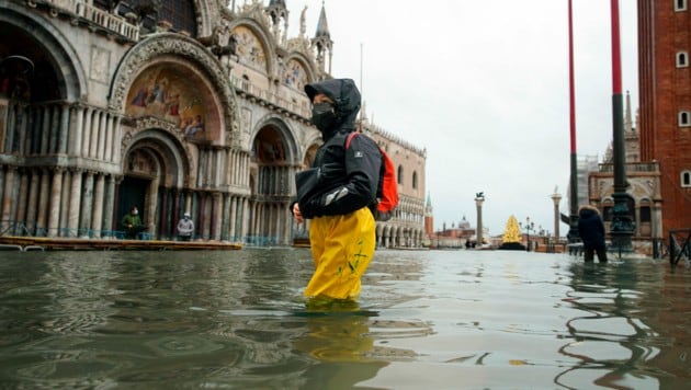 Die Lagunenstadt Venedig wird trotz aller Vorsichtsmaßnahmen regelmäßig überflutet, der Schaden liegt immer in Millionenhöhe. (Bild: AP)