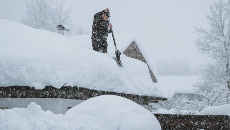 Auch die Schneelast auf den Dächern wird nun zu einem Problem, wie ein Vorfall in Gaimberg am Dienstagabend bewies. (Bild: APA/EXPA/JFK)