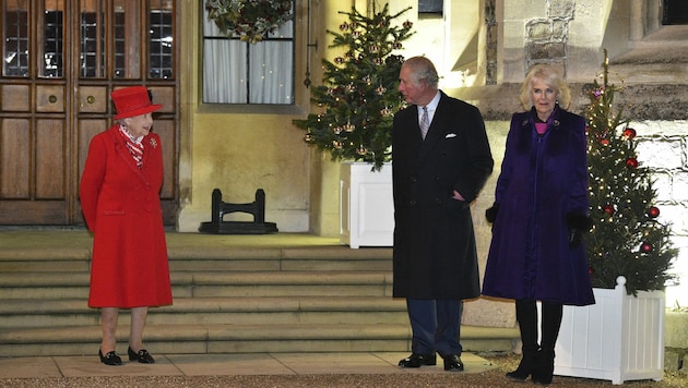 Queen Elizabeth im Gespräch mit Prinz Charles und Herzogin Camilla (Bild: AP)