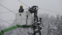 Die Reparaturarbeiten, wie hier in Gleinstätten, laufen auf Hochtouren (Bild: Energie Steiermark)