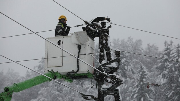 Die Reparaturarbeiten, wie hier in Gleinstätten, laufen auf Hochtouren (Bild: Energie Steiermark)