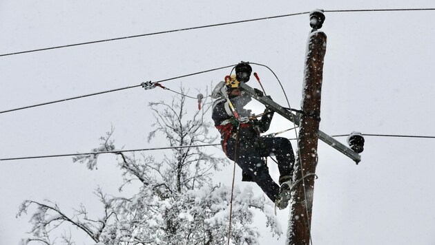 Bild aus der Steiermark: Die Stromversorgung ist ausgefallen, das belastet in weiterer Folge auch die Handynetze. (Bild: Energie Steiermark)