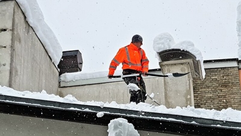 In Lienz wird auf den Dächern schon fleißig geschaufelt. (Bild: Stadt Lienz/Funder)