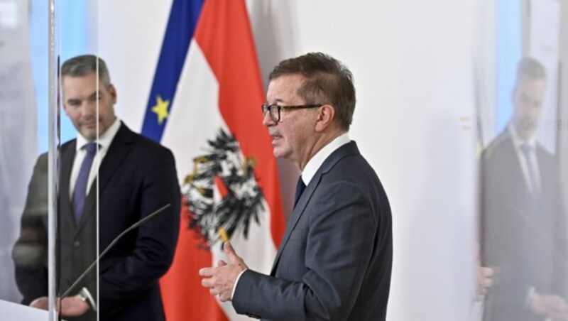 Innenminister Karl Nehammer (ÖVP) und Gesundheitsminister Rudolf Anschober (Grüne) appellieren zur Teilnahme an den Massentests. (Bild: APA/Herbert Neubauer)