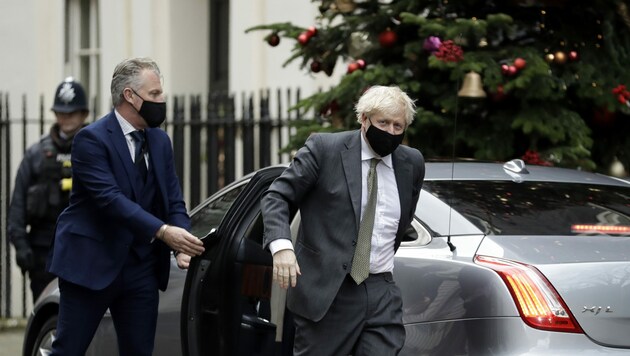 Der britische Premier Boris Johnson bei seiner Ankunft in der Downing Street 10. Am Abend wird er zu Brexit-Gesprächen nach Brüssel reisen. (Bild: AP)