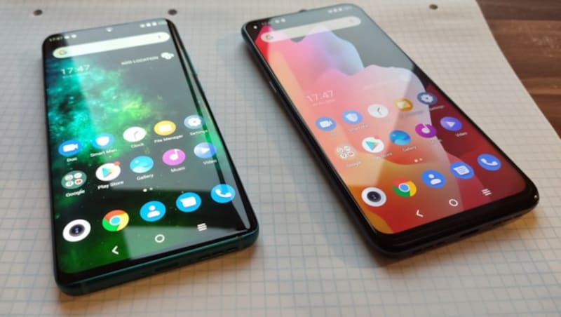 Das TCL 10 Pro (links) ist durch seine abgerundeten Kanten weniger griffig als das günstige Modell. (Bild: Dominik Erlinger)