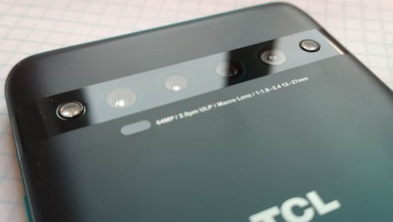 Das TCL 10 Pro von hinten: Die matte Glasoberfläche ist unempfindlich gegen Fingerabdrücke, aber wohl nicht übermäßig robust. (Bild: Dominik Erlinger)