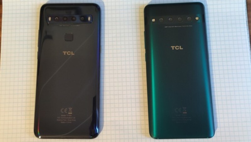 TCL 10L (links) und TCL 10 Pro von hinten (Bild: Dominik Erlinger)