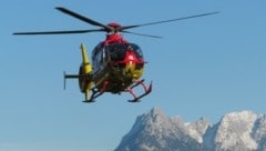 Der Notarzthubschrauber flog den Verletzten in die Klinik. (Bild: ZOOM.TIROL)