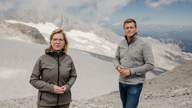 Landesrat Kaineder mit Ministerin Gewessler am Dachstein. (Bild: Land OÖ/Werner Dedl)