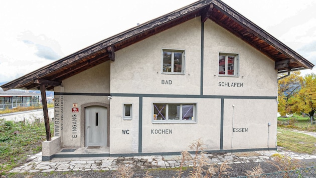 Die vom Innsbrucker Design-Kollektiv „Dear Udo“ künstlerisch bearbeitete Fassade des Abrisshauses. (Bild: DEARUDO)