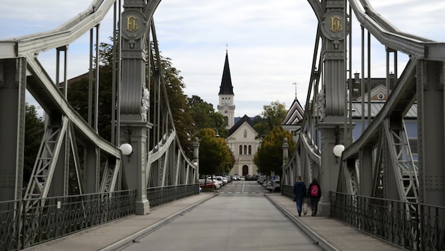 In Oberndorf bei Salzburg ist die Salzachbrücke de facto dicht, aber niemand kontrolliert. (Bild: Tröster Andreas)