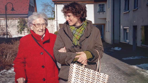 Viele Tiroler engagieren sich ehrenamtlich in der Betreuung älterer Menschen. (Bild: Peter Maszlen/stock.adobe.com)