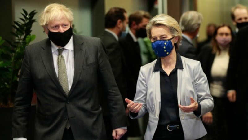 Ursula von der Leyen und Boris Johnson vor ihrem Dinner in Brüssel. (Bild: AP)