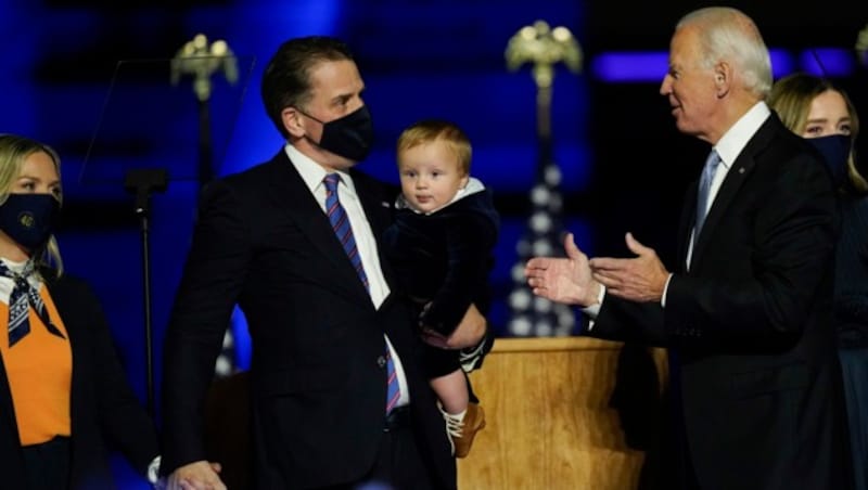 Hunter Biden mit Ehefrau und Nachwuchs gratuliert seinem Vater Joe zum Wahlsieg. (Bild: AP)