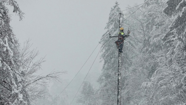 Während Monteure noch für Strom in den Haushalten sorgten, ging in Obertilliach eine Lawine ab (Bild: Energie Steiermark)