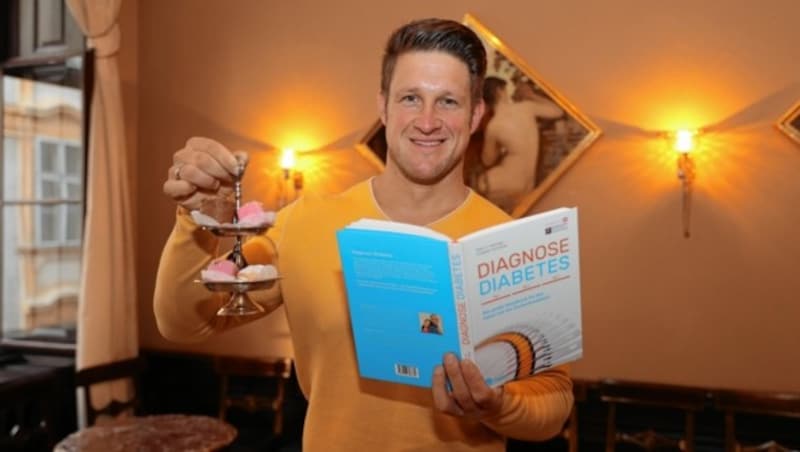 Gewichtheber Matthias Steiner präsentiert das Buch „Diagnose Diabetes“. (Bild: Kristian Bissuti)