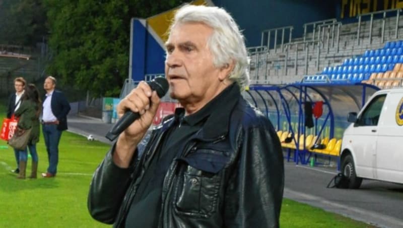 Sportreporter-Legende Sigi Bergmann moderiert Benefiz-Fußballmatch. (Bild: Kristian Bissuti)