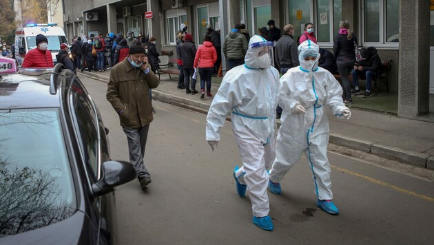 Während die Zahl der Corona-Infizierten in Serbien immer weiter steigt, gibt es zu wenige Krankenhausbetten, um die vielen Patienten zu versorgen. (Bild: AFP)
