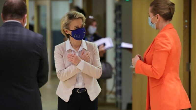 EU-Kommissionschefin Ursula von der Leyen mit der dänischen Premierministerin Mette Frederiksen. (Bild: AP)