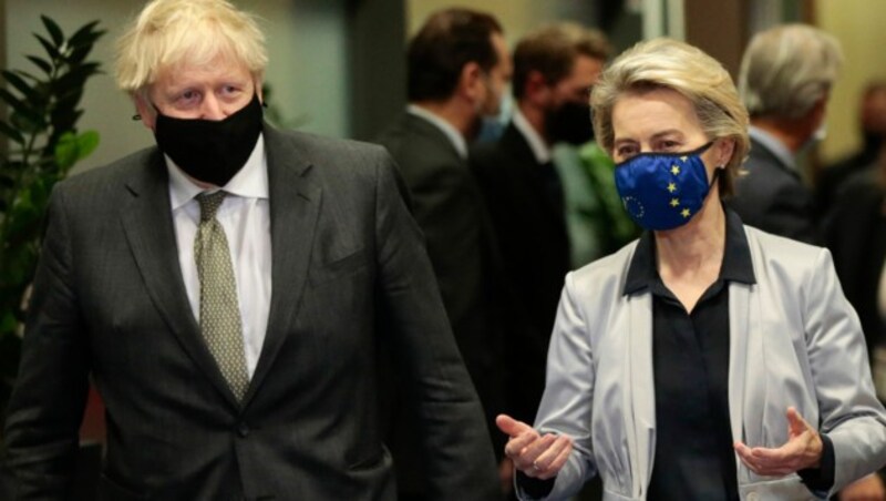 Boris Johnson und Ursula von der Leyen (Bild: AP)