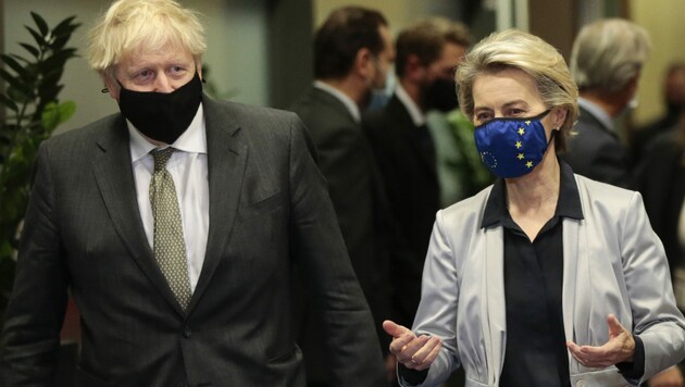 Boris Johnson und Ursula von der Leyen (Bild: AP)