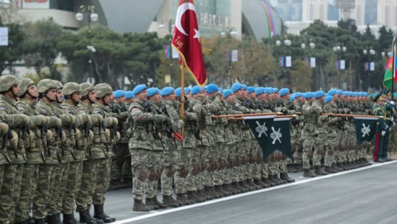 An der Militärparade in Aserbaidschan nahmen auch türkische Einheiten teil. (Bild: AP)