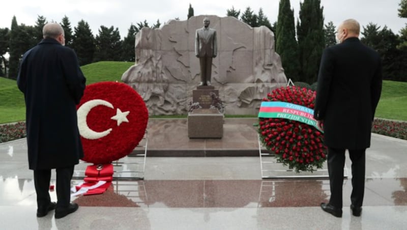 Der türkische Präsident Recep Tayyip Erdogan mit Aserbaidschans Präsidenten Ilham Alijev im Rahmen einer Militärparade in Baku. (Bild: AP)