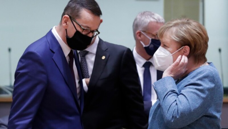 Feilten am Kompromiss: Deutschlands Kanzlerin Angela Merkel (rechts) sowie Polens Mateusz Morawiecki (links). (Bild: AFP/Olivier HOSLET)