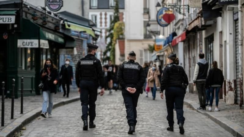 Polizisten im Pariser Künstler- und Ausgehviertel Montmartre (Bild: AFP)