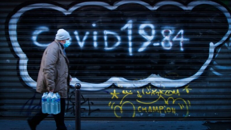 Ein Graffiti „Covid 19-84“ in Paris spielt auf George Orwells Roman „1984“ an. (Bild: AFP)