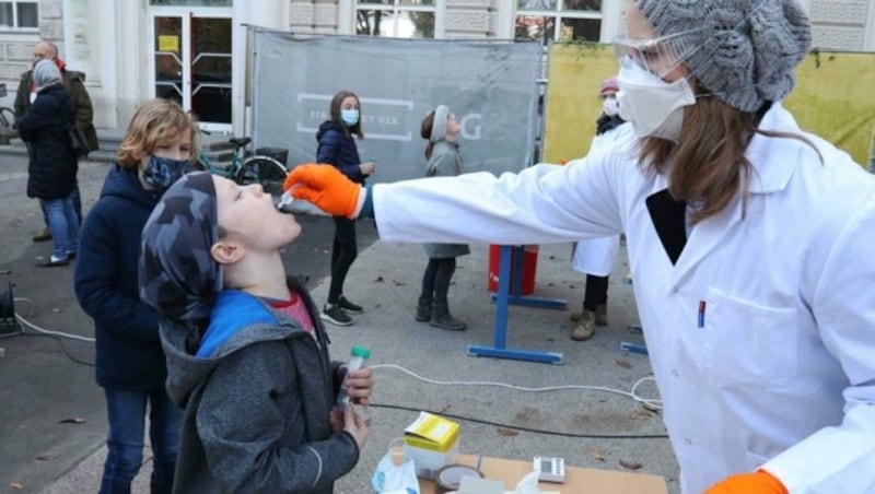 In den Schulen führten mobile Teams bereits Gurgeltests bei Lehrern und Kindern durch. (Bild: Judt Reinhard)