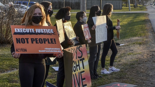 Junge Menschen protesterieren vor dem Gefängnis von Terre Haute in Indiana gegen die Hinrichtung von Brandon Bernard. (Bild: AP)