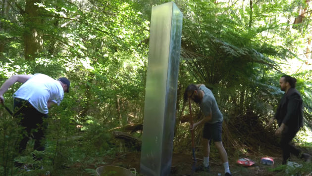 In einem Video zeigen die Scherzbolde auf, wie sie einen Monolithen im Wald eingraben. (Bild: youtube.com/I did a thing)