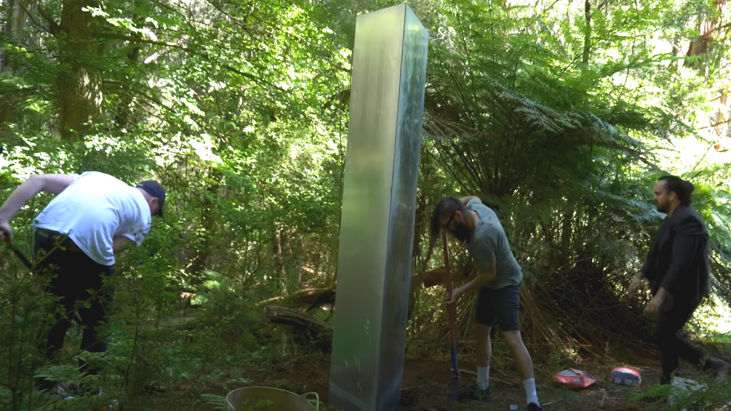 In einem Video zeigen die Scherzbolde auf, wie sie einen Monolithen im Wald eingraben. (Bild: youtube.com/I did a thing)