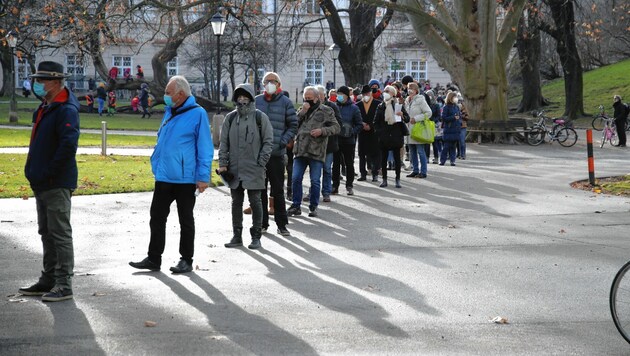 Lange Schlangen bildeten sich vor dem Kongresshaus (Bild: ANDREAS TROESTER)