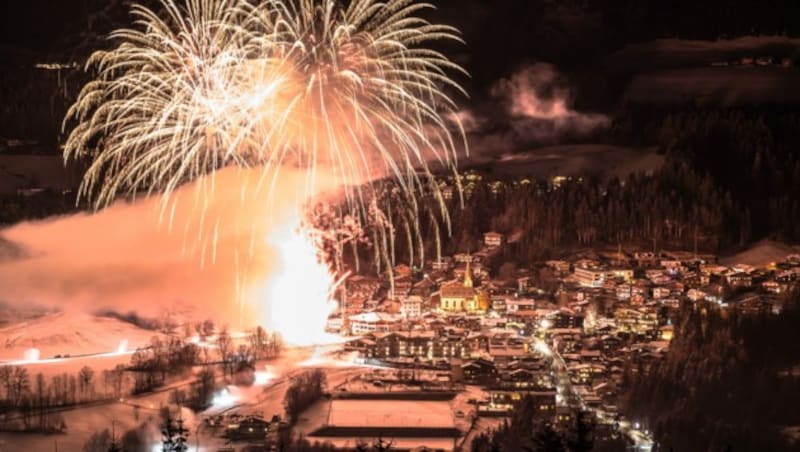 Ein Silvester-Feuerwerk in der Region Wilder Kaiser in Tirol. Die Regierung will Partys zum Jahreswechsel wohl einen Riegel vorschieben. (Bild: TVB Wilder Kaiser/Manuel Bialucha)