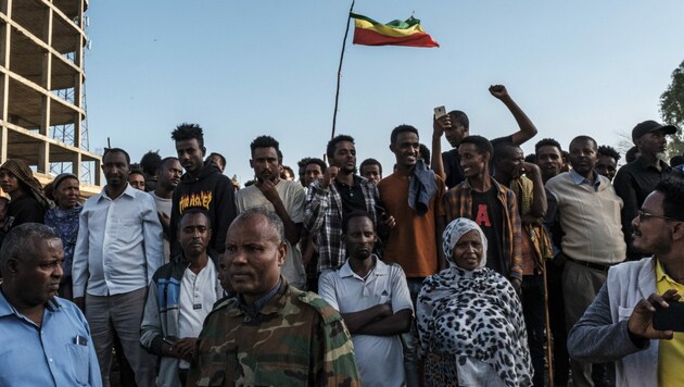 In den Straßen der äthiopischen Hauptstadt Addis Abeba feiern Anhänger der Zentralregierung den Vormarsch der Armee. (Bild: AFP)