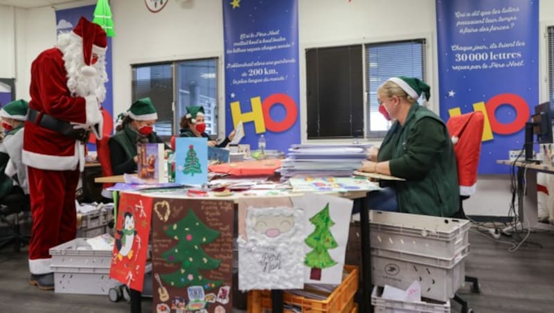 Mitarbeiter der französischen Post verbreiten trotz Corona-Krise Weihnachtsstimmung. (Bild: AFP)