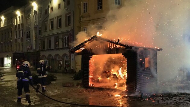 Der weihnachtliche Holzbau auf dem Welser Stadtplatz war am vergangenen Sonntag ausgebrannt. (Bild: FF Wels)