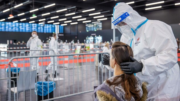 Die Abnahme eines Abstriches im Rahmen von Covid-19-Massentests in der Messehalle Salzburg (Bild: APA/FRANZ NEUMAYR)