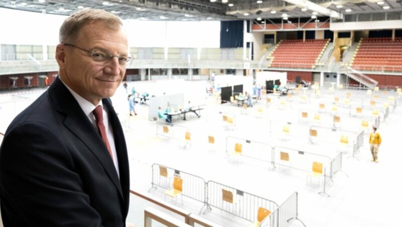 Thomas Stelzer (ÖVP) im Testzentrum in Linz (Bild: APA/FOTOKERSCHI.AT / KERSCHBAUMMAYR)