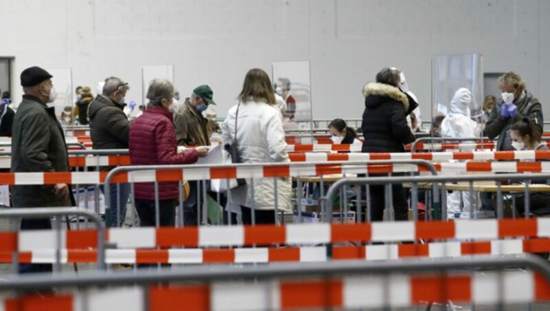 Teilweise bildeten sich lange Schlangen vor den Tests. (Bild: APA/GERD EGGENBERGER)