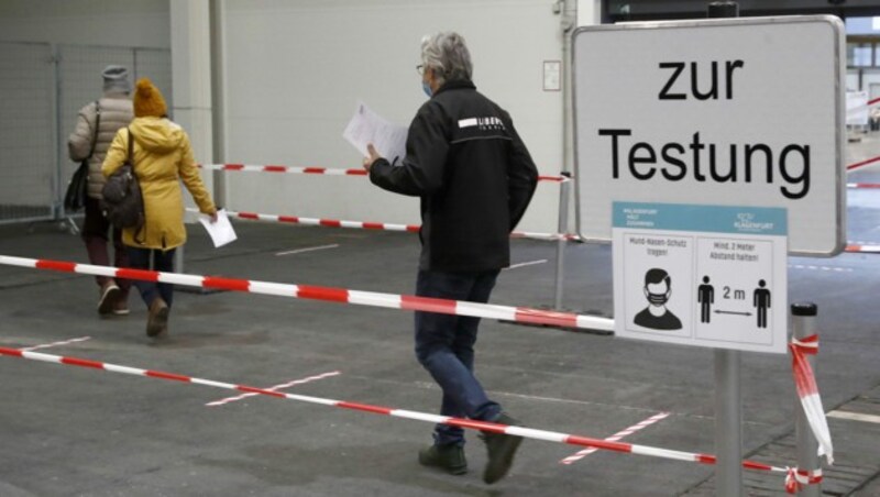 Menschen beim Zugang zu den Covid-19-Massentests in Klagenfurt (Bild: APA/GERD EGGENBERGER)