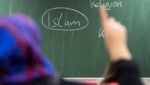 Immer mehr Eltern von Schülern beklagten aufgrund jüngster Berichte einen „permanenten Kniefall vor dem Islam“ an heimischen Schulen. (Bild: APA/dpa)